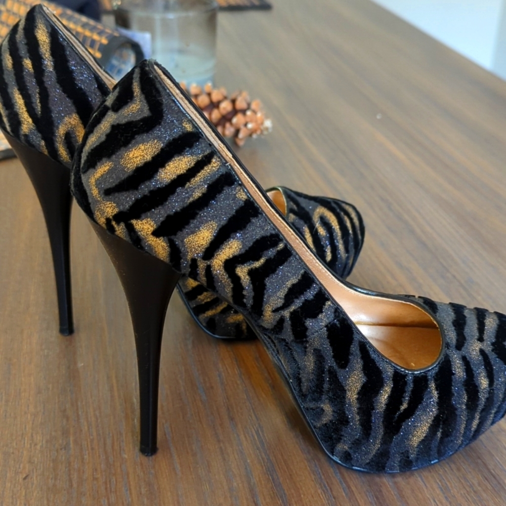Heels - Picture 2 of 2